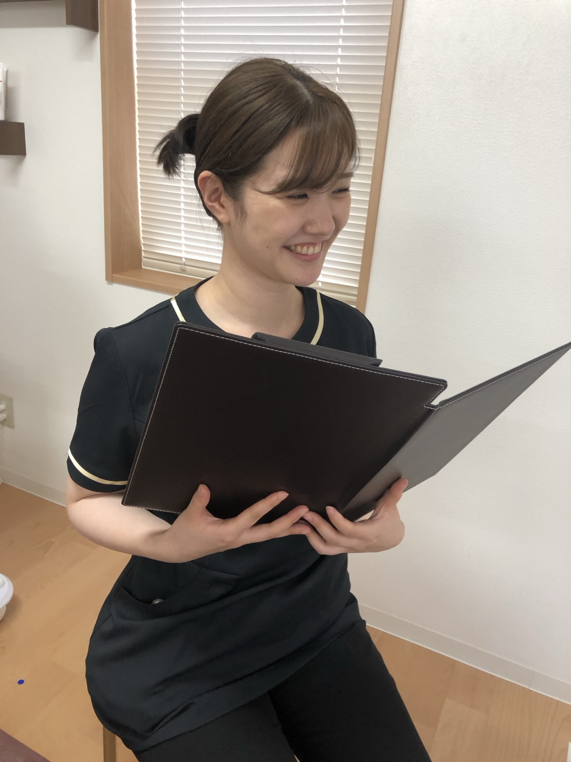 院内でカルテを持つスタッフの写真